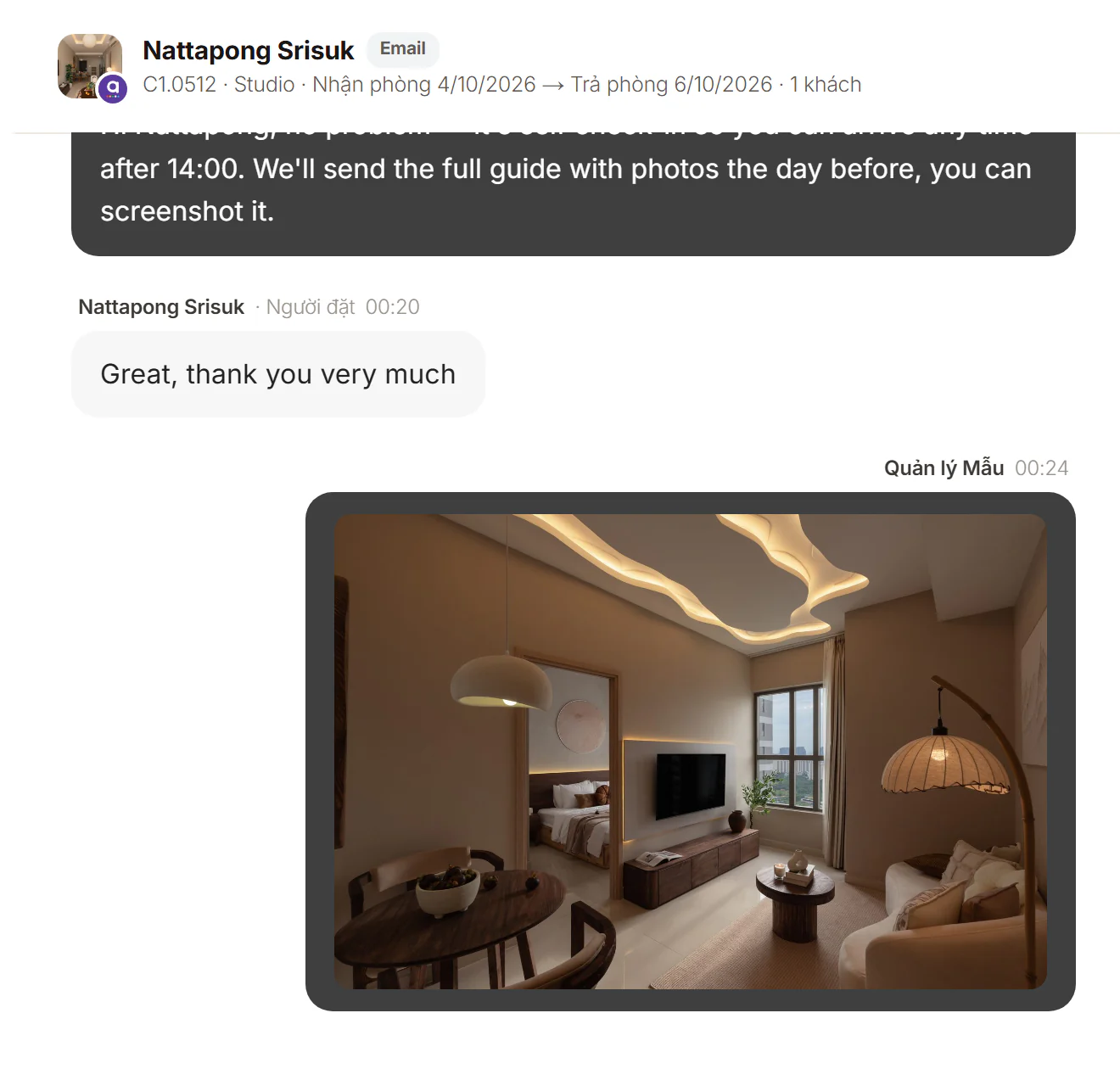 Khung chat Agoda qua email: nhãn Email cạnh tên khách và một ảnh nhà đã gửi (khách nhận ảnh này dạng đường link)